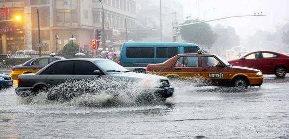 開車遇暴雨